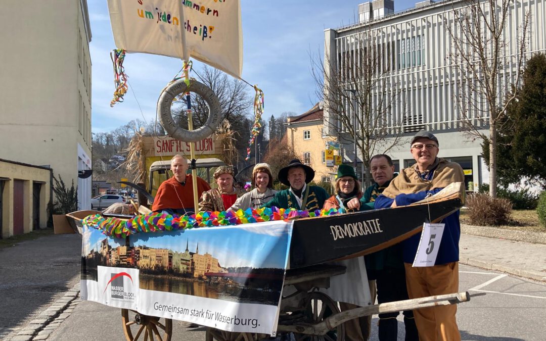 Wasserburger Block hält die Demokratie hoch